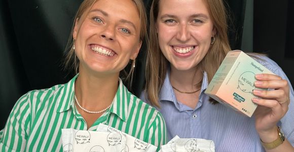 Glade Frederikke og Simone med deres bind