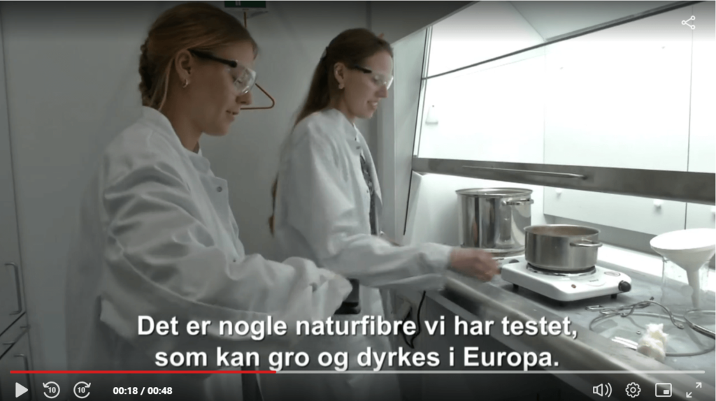 Simone og Frederikke står laboratoriet og udvikler deres bind